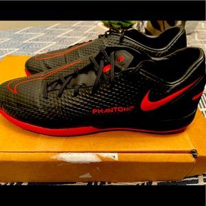 Black and red Men’s 10.5 Nike Phantom soccer shoes